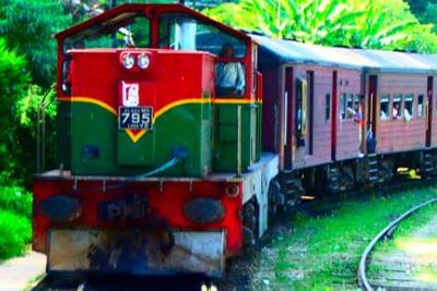 Train journey Sri Lanka | walklankatours.com